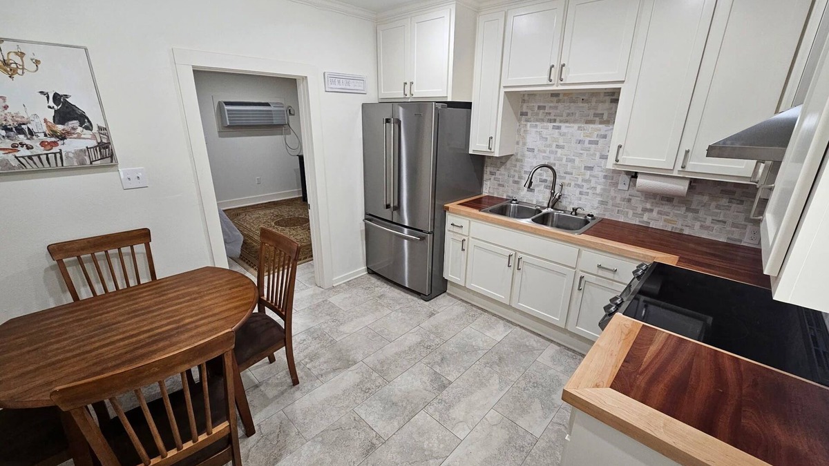 Denham Springs Apartment | New build 1 bed apartment with full size bathroom and kitchen.
