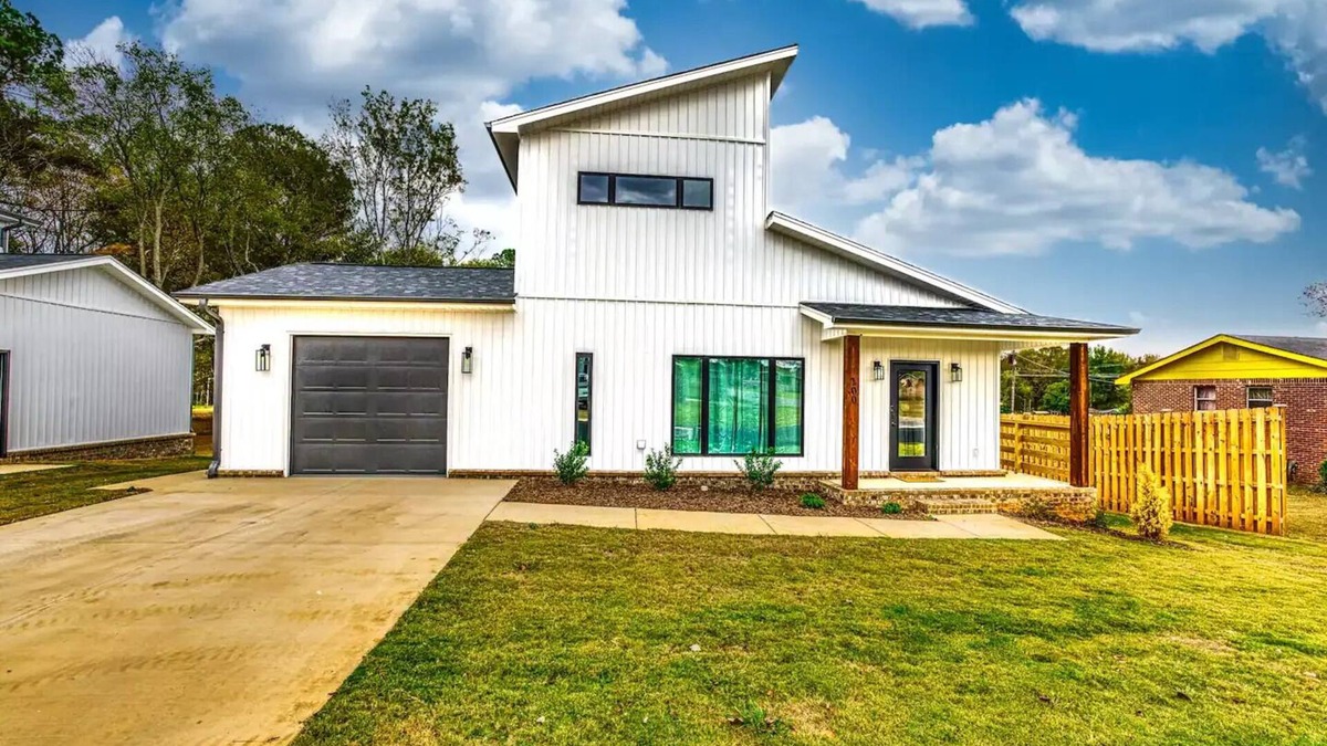 Muscle Shoals House | New Build and Modern Retreat near RTJ Golf Course with Game room and bunkbedsn