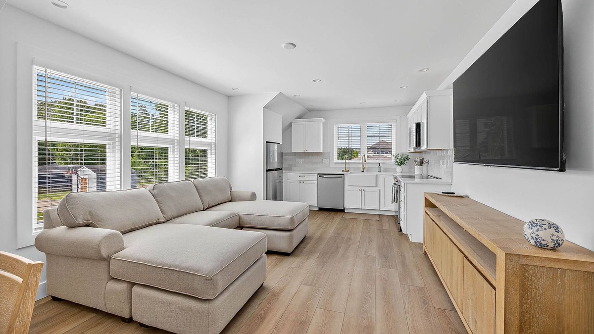 Wooded Estates House | New Build- Carriage House. 1 bedroom, den, kitchen. Half mile to ND. Sleeps 4/5