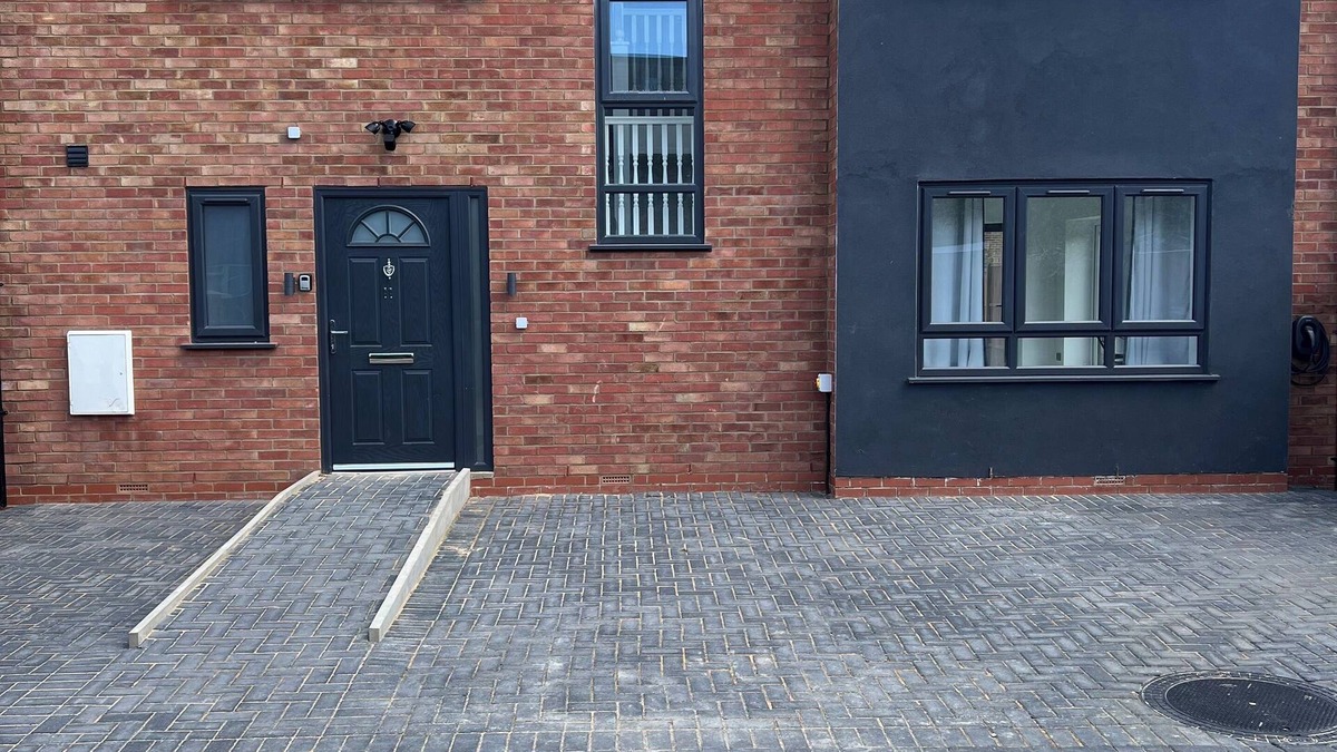 Waltham Cross House | New Build/Free Parking/EV charging/3 Bed 3 shower