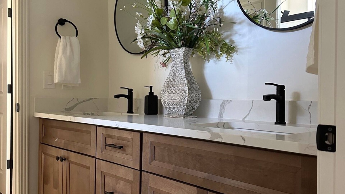 Thatcher House | NEW BUILD Spacious 4-bedroom house with great location- sleeps 10