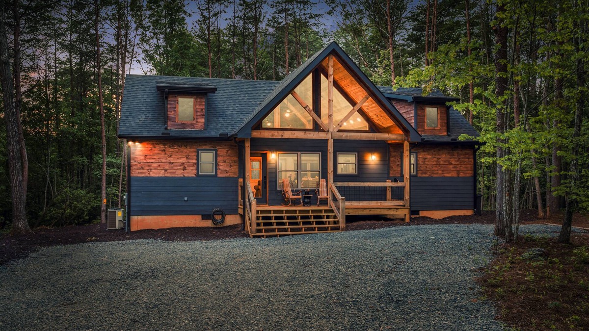 McCaysville Cabin | *NEW CABIN*HOT TUB*/Outdoor Fireplace/Lake/Pond Behind Property/PAC Man/Nintendo