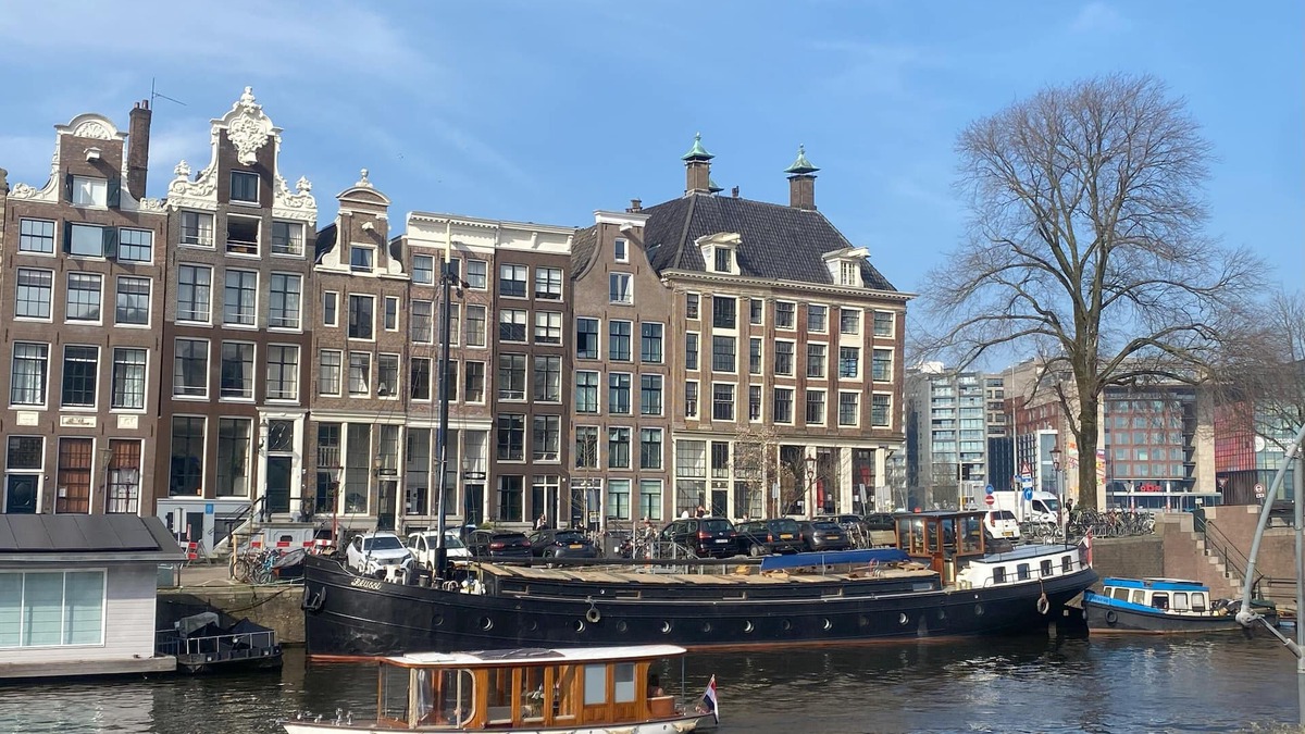 Amsterdam City Centre Boat Rental | NEW: Captains Cabin on luxurious wellness houseboat -
