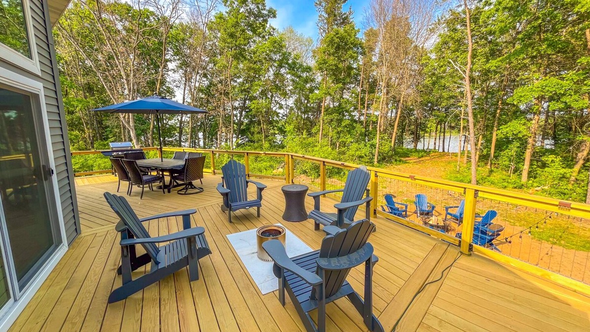 Necedah House | New Castle Rock Lakefront Getaway w hot tub and boat slip