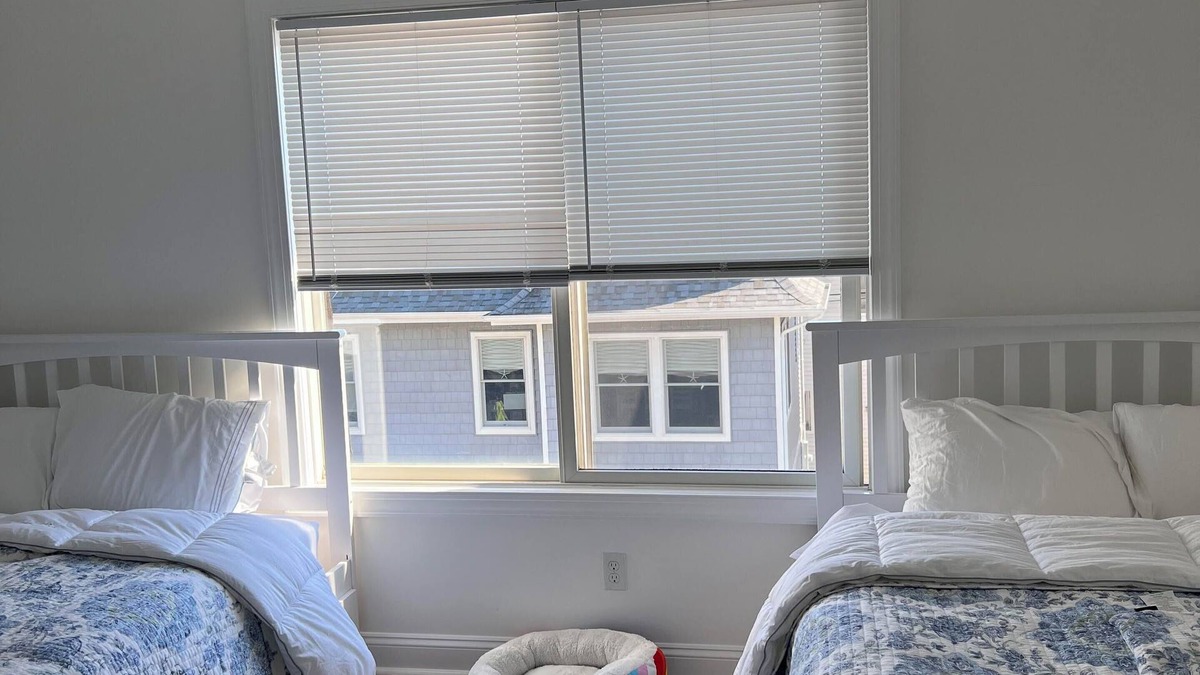 Normandy Beach House | New Charming 2-bdrm sleeps 8: beach badges, ctrl a/c, grill, 1 blk to beach