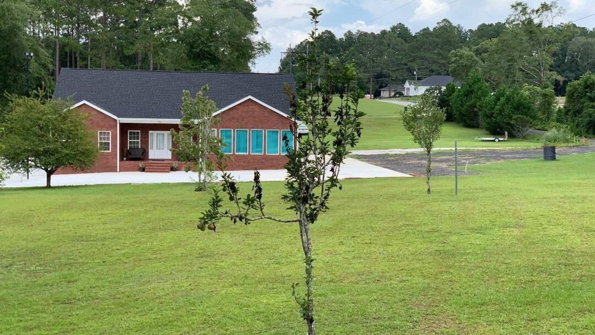Waycross House | New, charming, and spacious Troopers Getaway/5 minutes to down town.