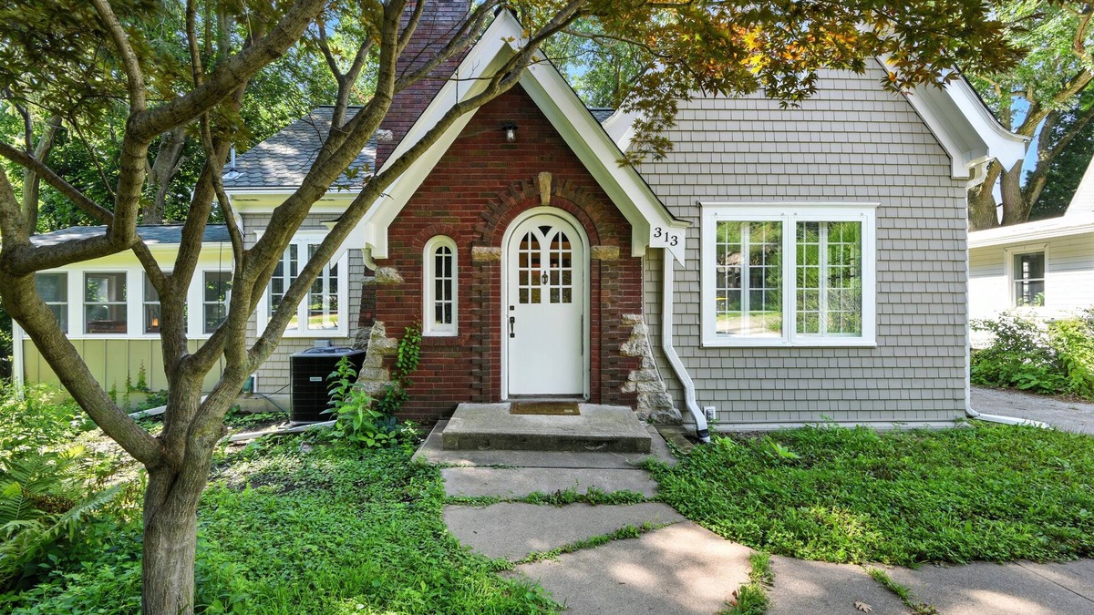 Iowa City House | NEW! Charming Manville Heights Cottage Retreat