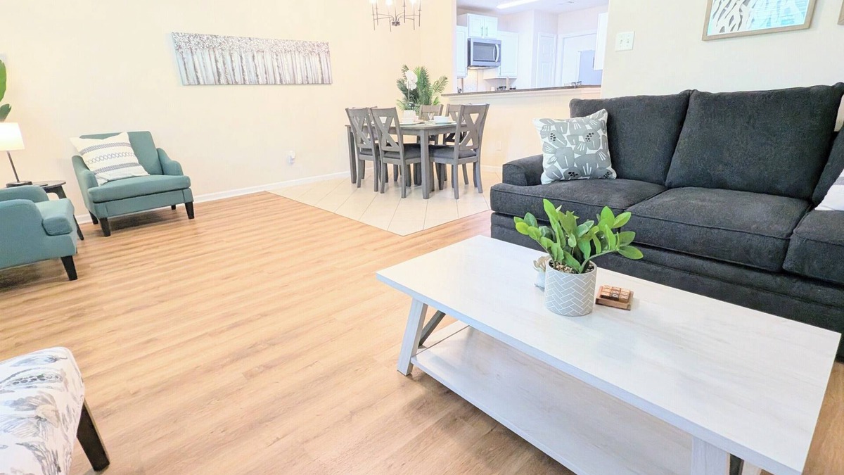 Brookshire House | NEW Charming Warm Retreat for 8 Fully Equipped Fast WiFi Modern Comforts
