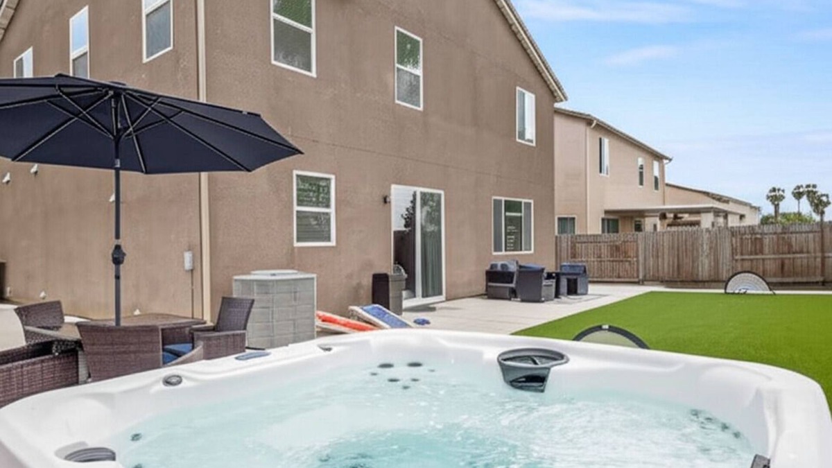 Clovis House | NEW Clovis House - 4 Bed: 3 Bath - Hot Tub - Garage