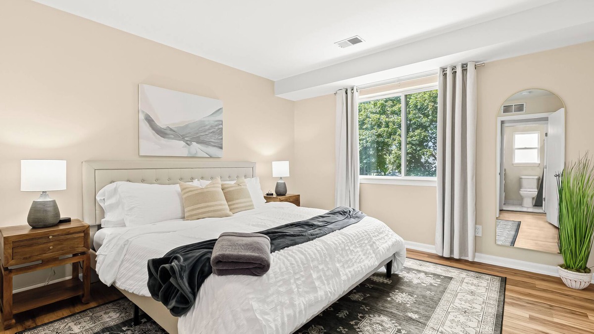 Roseville Apartment | New! Comfortable 1BR Upper Flat, Roseville Downtown