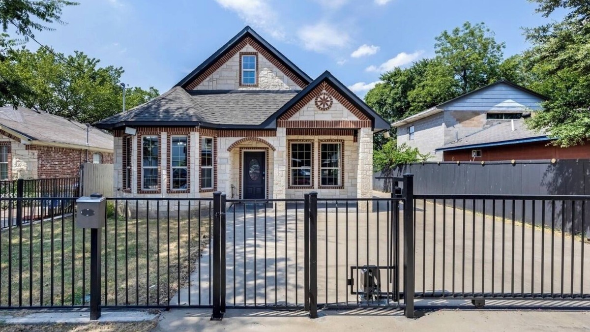 West Dallas House | NEW! Comfy Family Sized Home, located about 5 minutes from DOWNTOWN DALLAS!