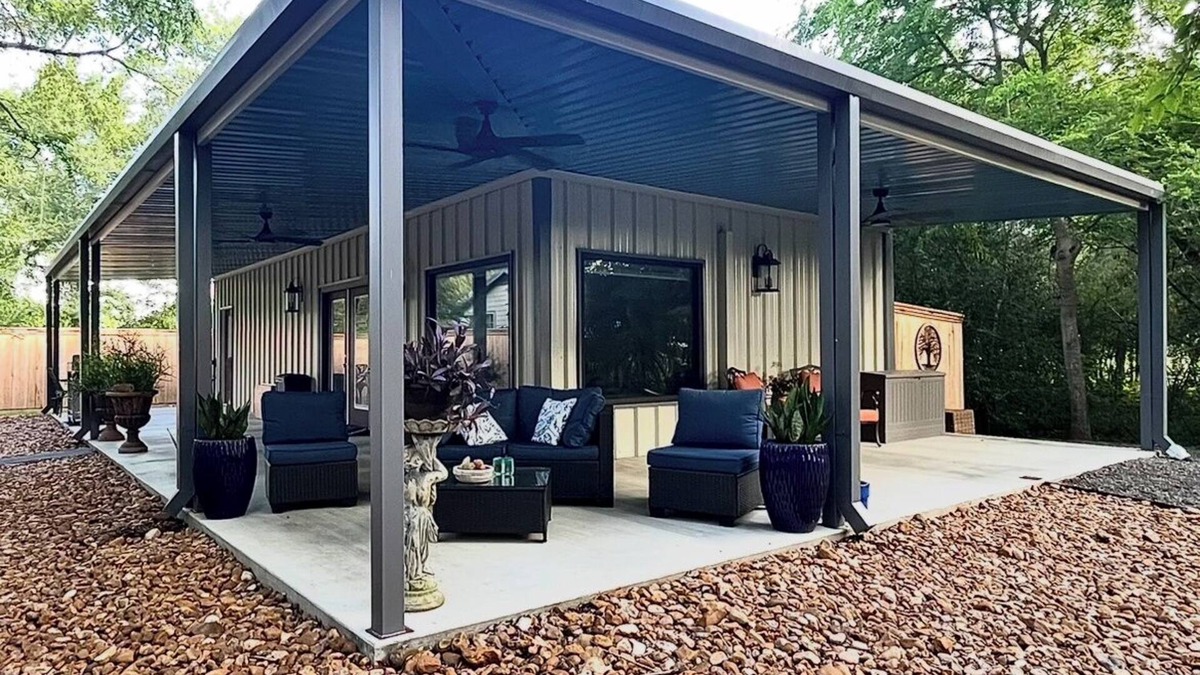 Iola House | New construction modern guesthouse located close to Texas A&M and Kyle Field