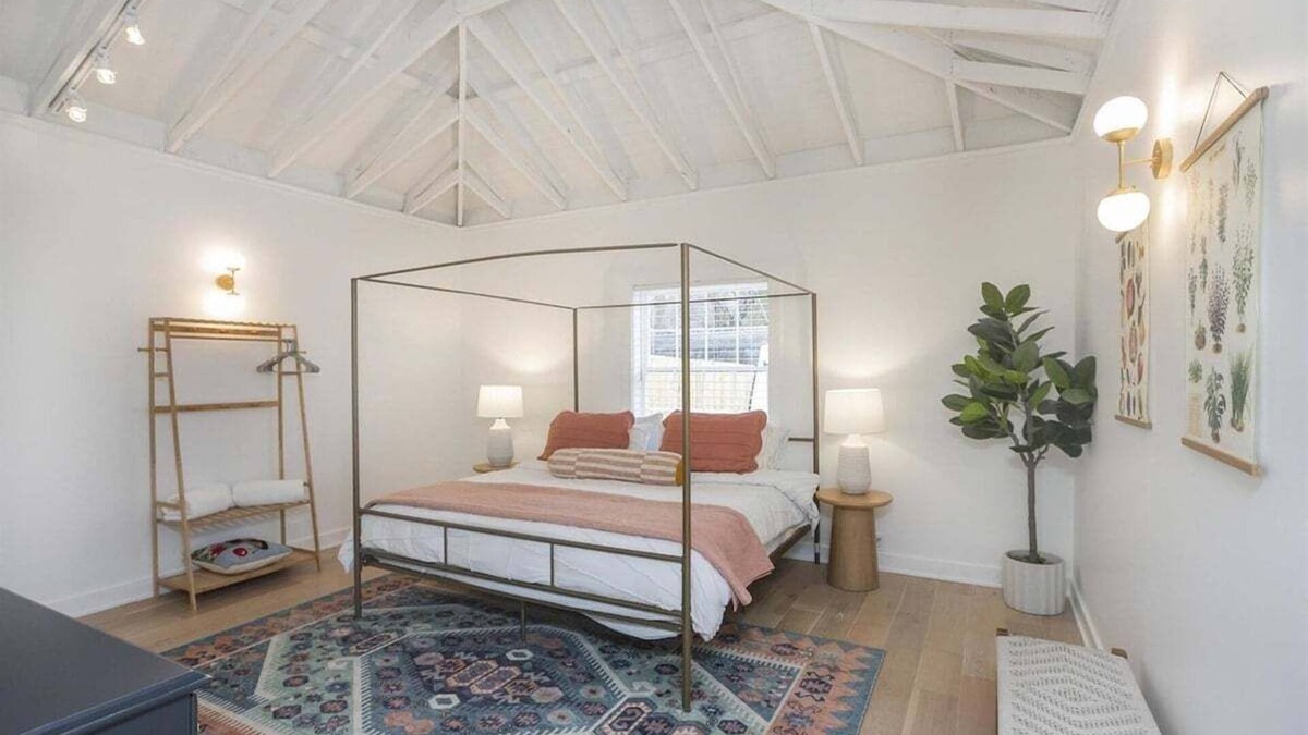 Eastwood Apartment | New Construction - Sleeps 4 - Close to Broadway!