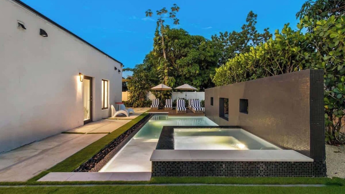 Golden Glades House | New Construction Villa/Top Location/Jacuzzi/Bkb CT