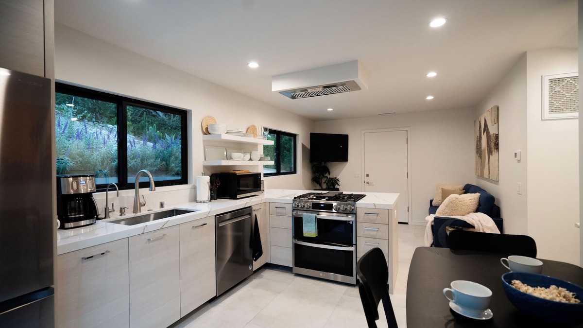 Thousand Oaks House | New Contemporary in a Parklike setting 2-bed 2-bath in amazing TO fast WiFi, AC