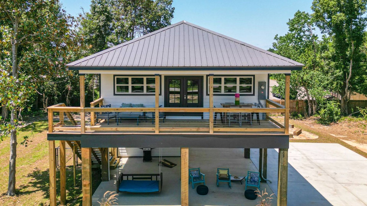 Waveland Cottage | New cottage blocks from the beach; pets OK! Firepit! Grill! EV Charger! 65” TV