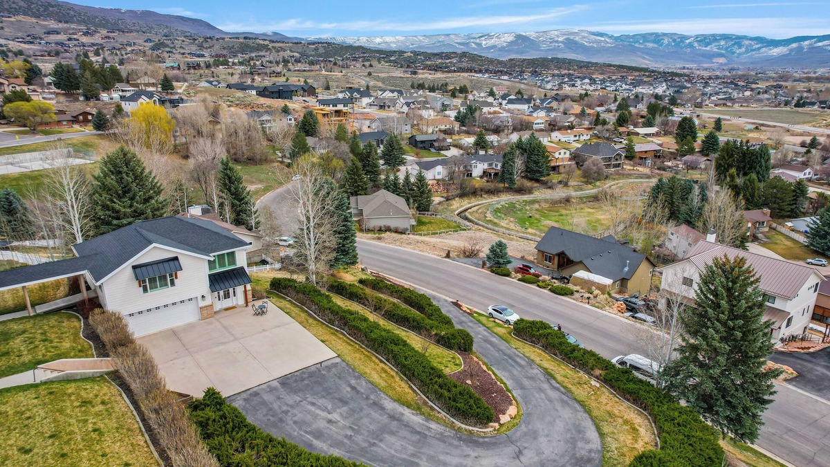 Heber House | New! Cottage on the Hill, Sleeps 6, Incredible Views, Garage, Office, Gym
