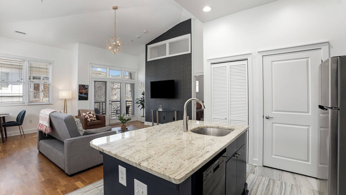 First Ward Condo | NEW! Cozy 1-bedroom condo with parking in charming Charlotte