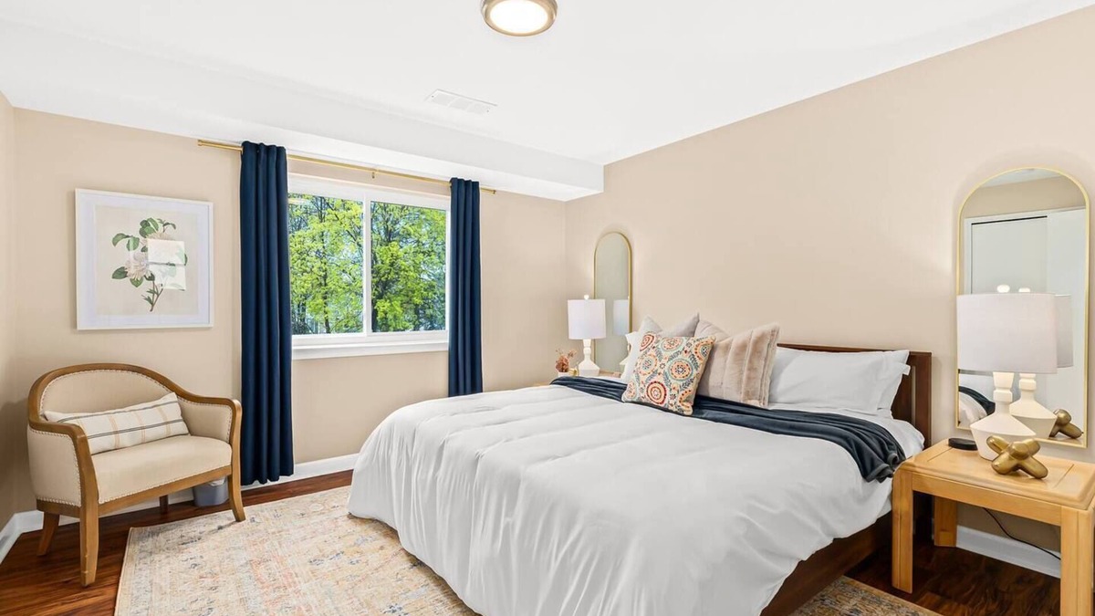 Roseville Apartment | New! Cozy 1BR Upper Flat Near Roseville Downtown
