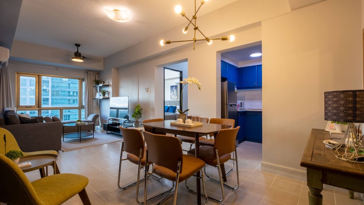Bonifacio Global City Condo | New! Cozy 3 Bedroom in BGC - Fast Wi-fi 58" UHD TV