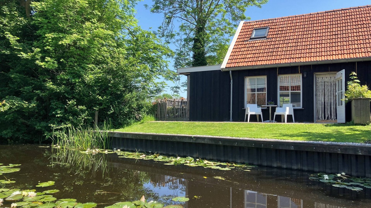 Jorwert Apartment | NEW:Cozy Apartment on the Water in Jorwert, just a stone's throw from Leeuwarden