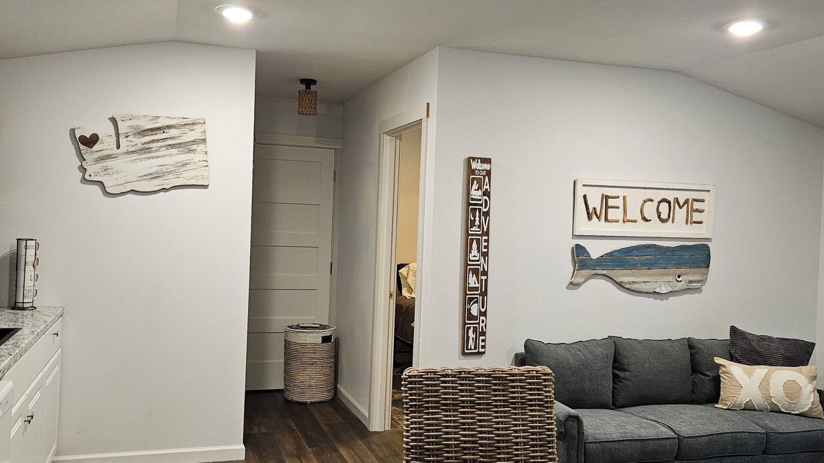 Sequim House | New Cozy Beach Bungalow, only a 1/2 mile walk to beautiful quiet Beach