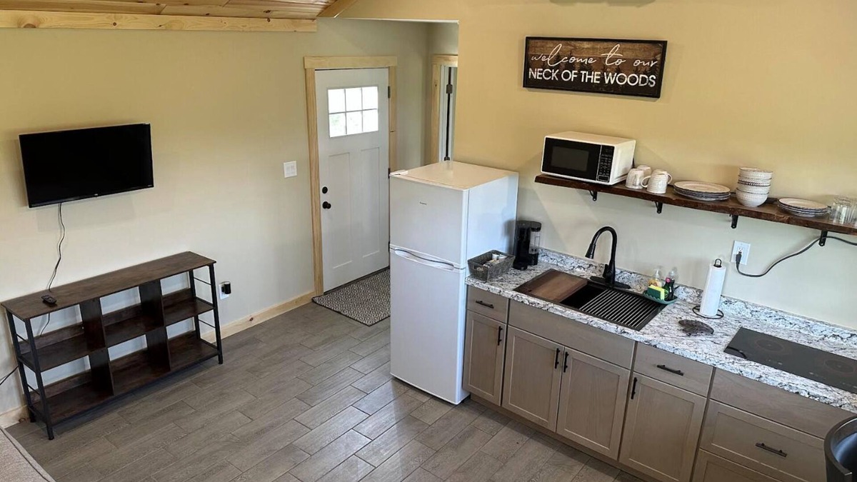 Oakland Cabin | NEW Cozy Cabin located in Oakland tucked away in a peaceful wooded scene.