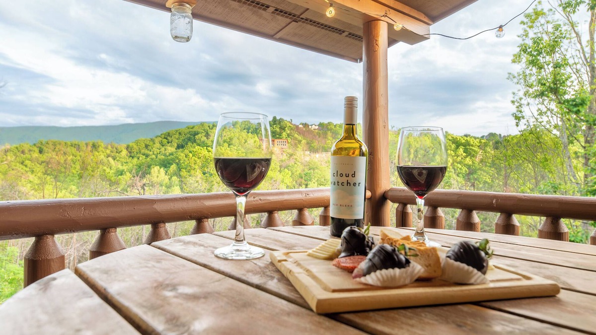 Gatlinburg - Pigeon Forge Cabin | "New" Cozy Family Retreat! Beautiful Mountain Views! Hot tub! Arcade!