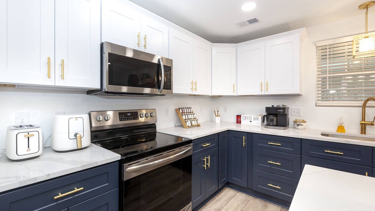Toddville Road House | New Cozy Modern:3Bedroom house near Airport, Uptown & Whitewater Center.