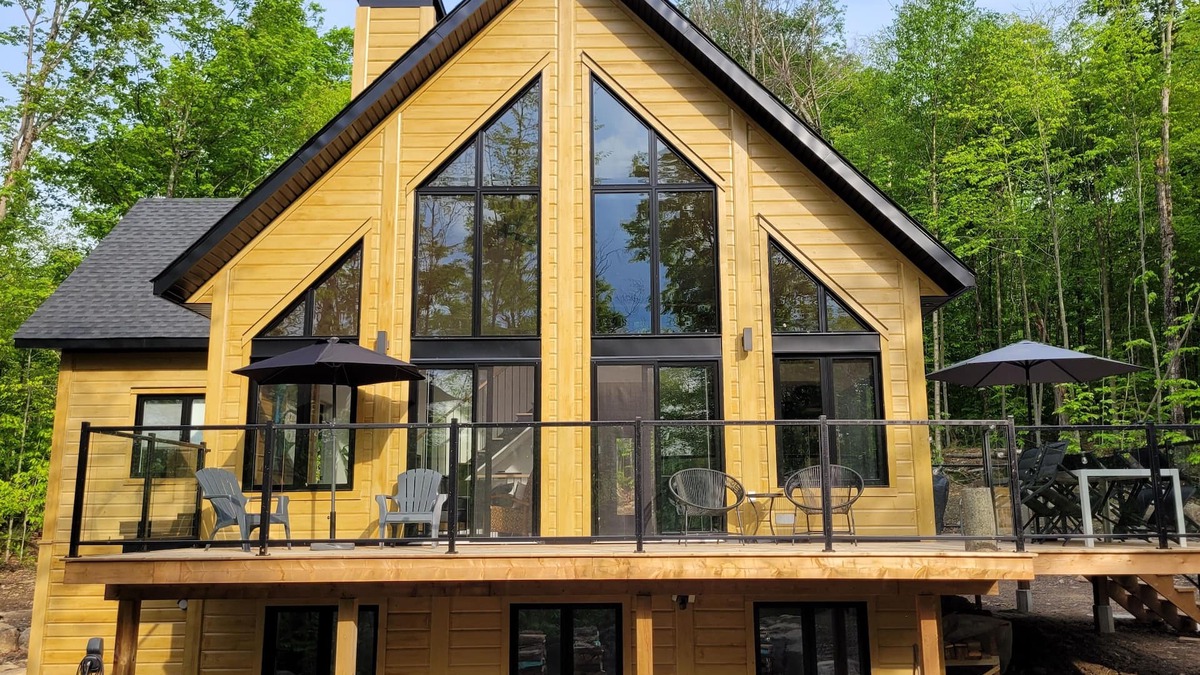 Lac Superieur Village Ski Chalet | New, cozy, modern, access to lake, kayaks, pool, tennis.