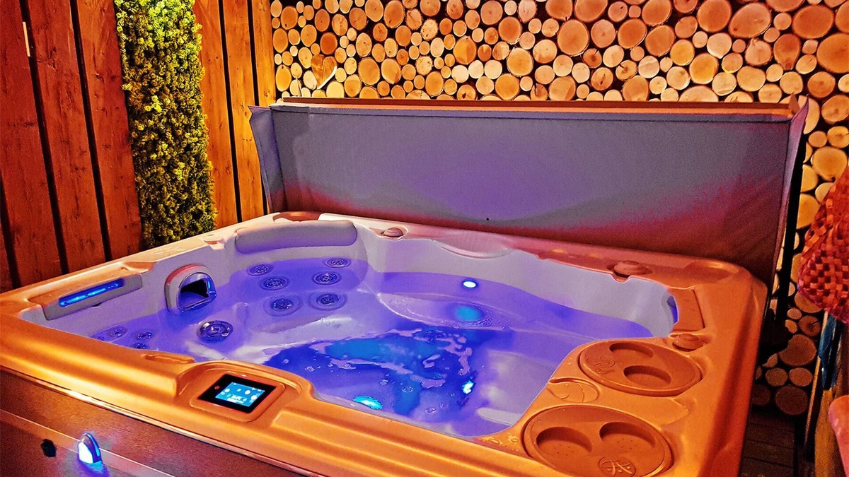 Grainet House | NEW! Cozy Sacherl, private whirlpool, sauna and fireplace. Fenced garden.