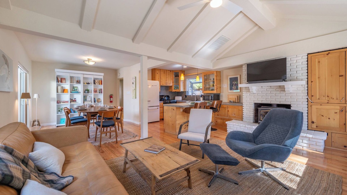 Kings Beach House | *New* Cozy Wood Cottage- Kings Beach, walk to lake, private hot tub!