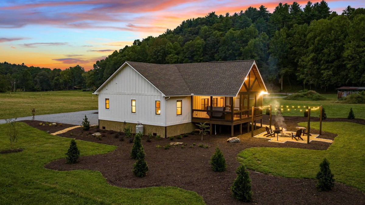 Ellijay House | NEW Creekfront Home/Hot Tub/Firepit/Walking Trails/Mountaintown Creek/Ellijay#1W