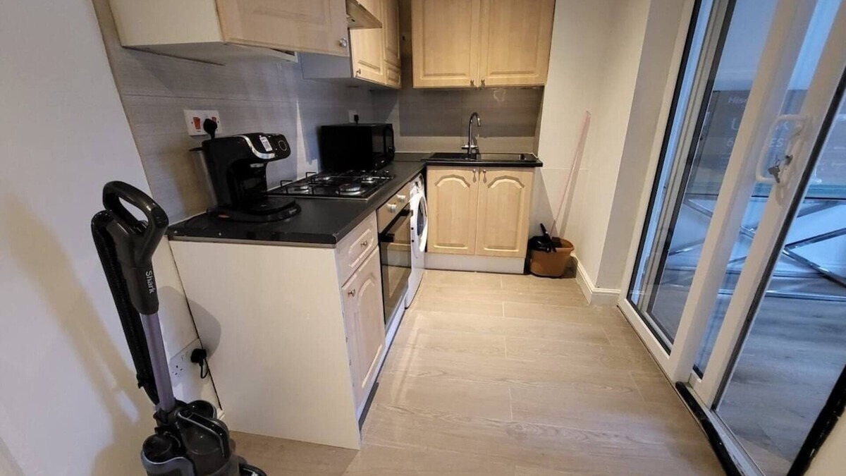Broad Green Apartment | New Croydon:Near Waddon Station!