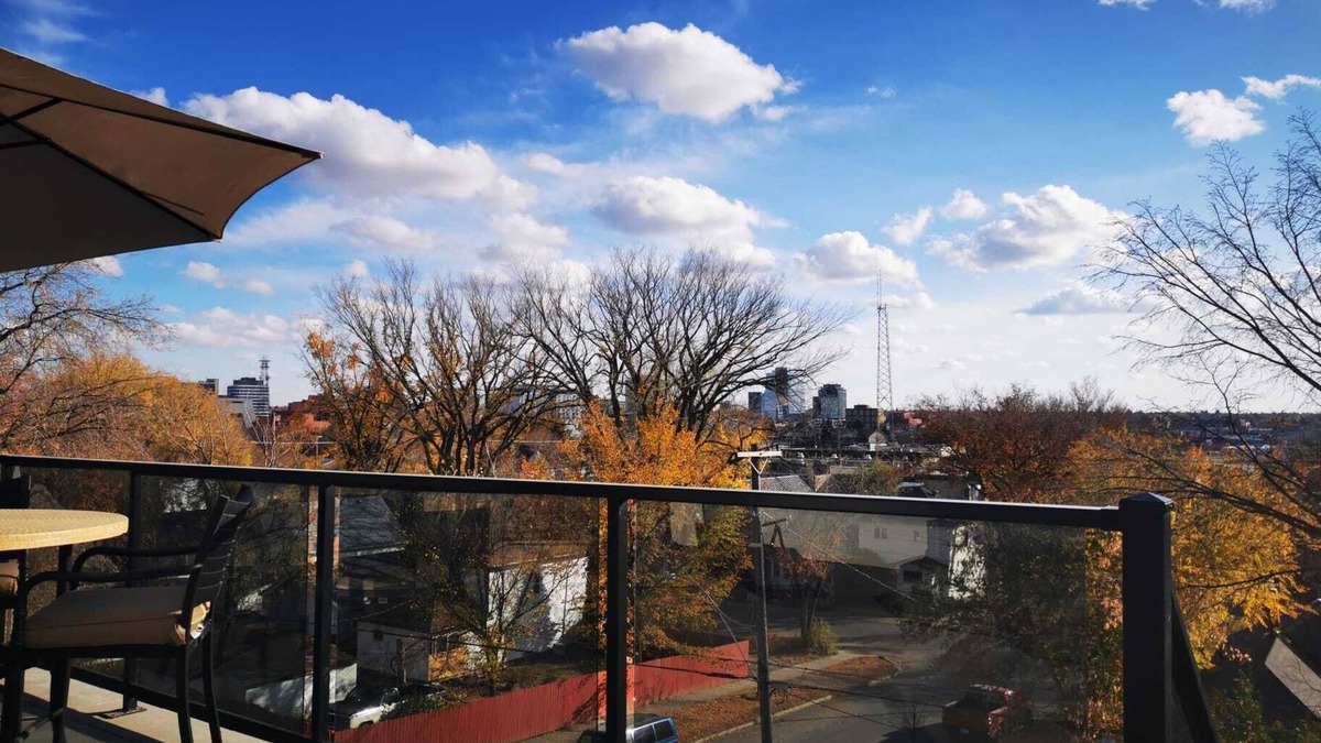 Saskatoon Downtown Apartment | NEW D/T Modern 3 Bed/3Bath House w/ Rooftop View