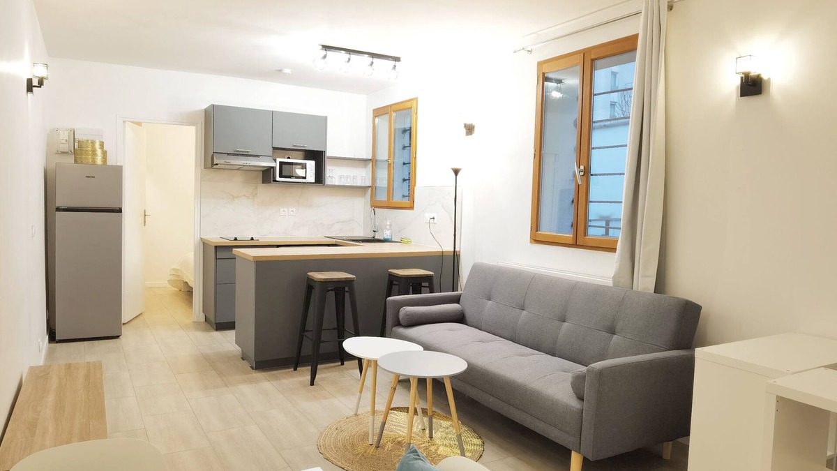 Bagneux Apartment | New deco Apt with private yard 150m to RER bagneux