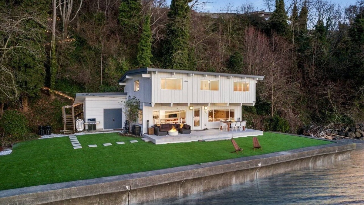 Des Moines House | New! Des Moines Diamond Luxe Beachfront Getaway