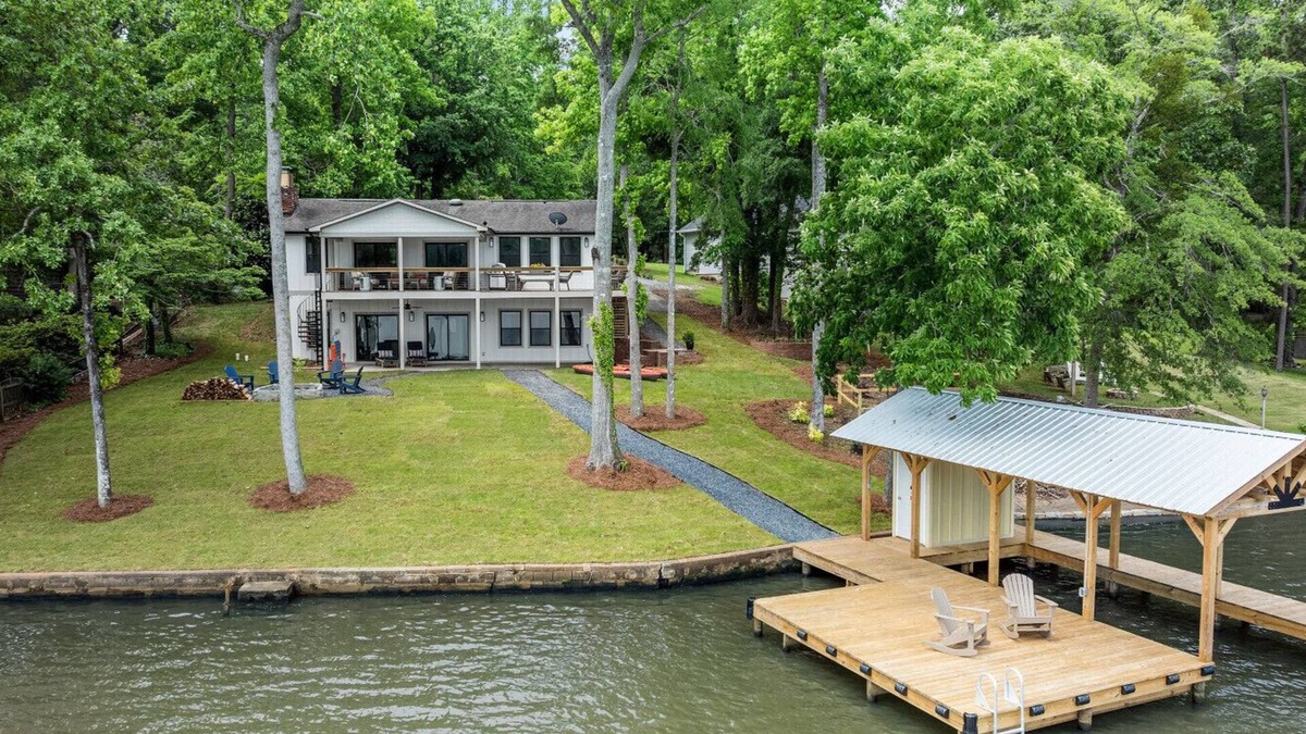 Hardwick House | NEW! Designer Lake Sinclair Home Views & Kayaks