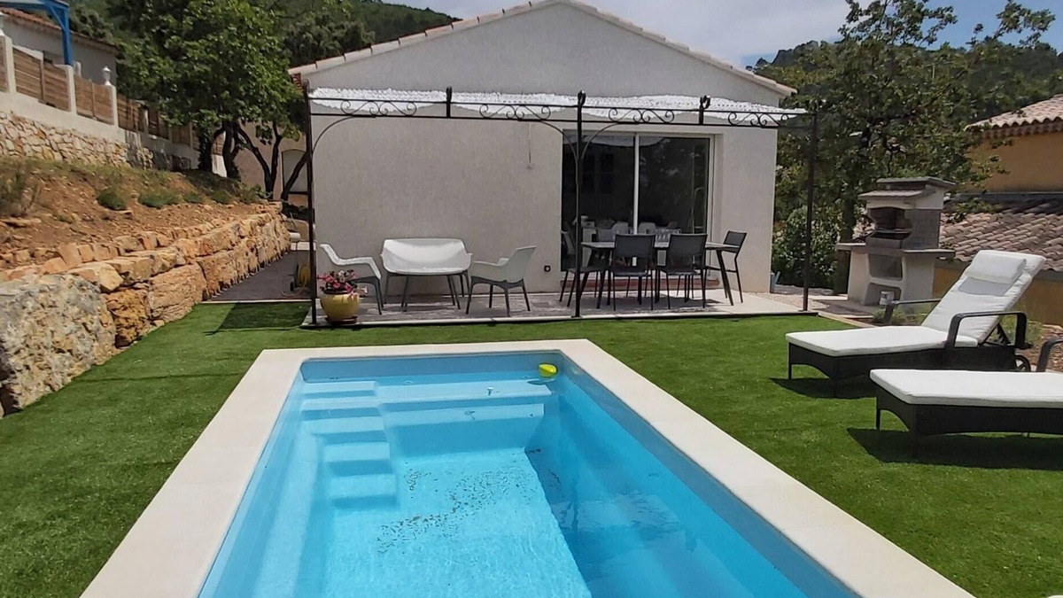 Rocbaron Villa | New, detached 2-bedroom villa for 4 people