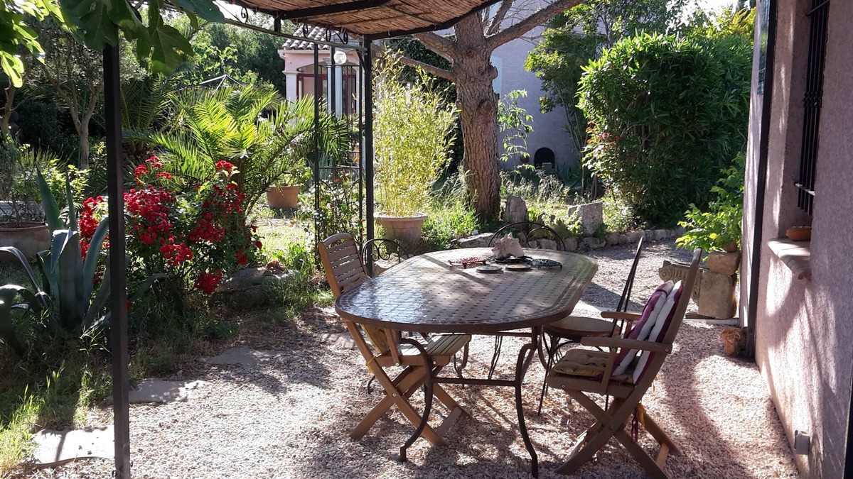 Gigean Cabin | New detached house, garden level, very bright, with pergola