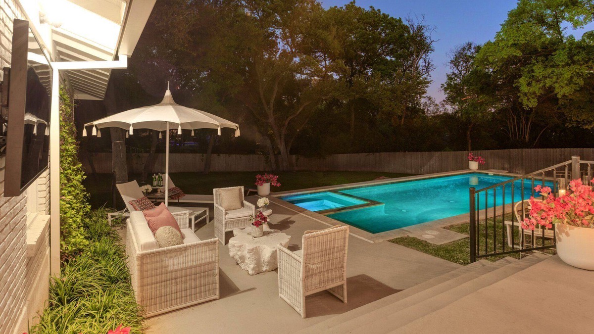 Austin House | *NEW* DOWNTOWN HOUSE | HEATED POOL | HOT TUB | Ping Pong | 10 Beds
