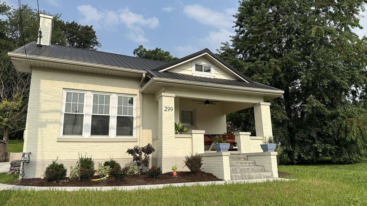 Irvine House | New Downtown Irvine 3/2 home w/king bed. Near Red River Gorge, Berea, Lex.