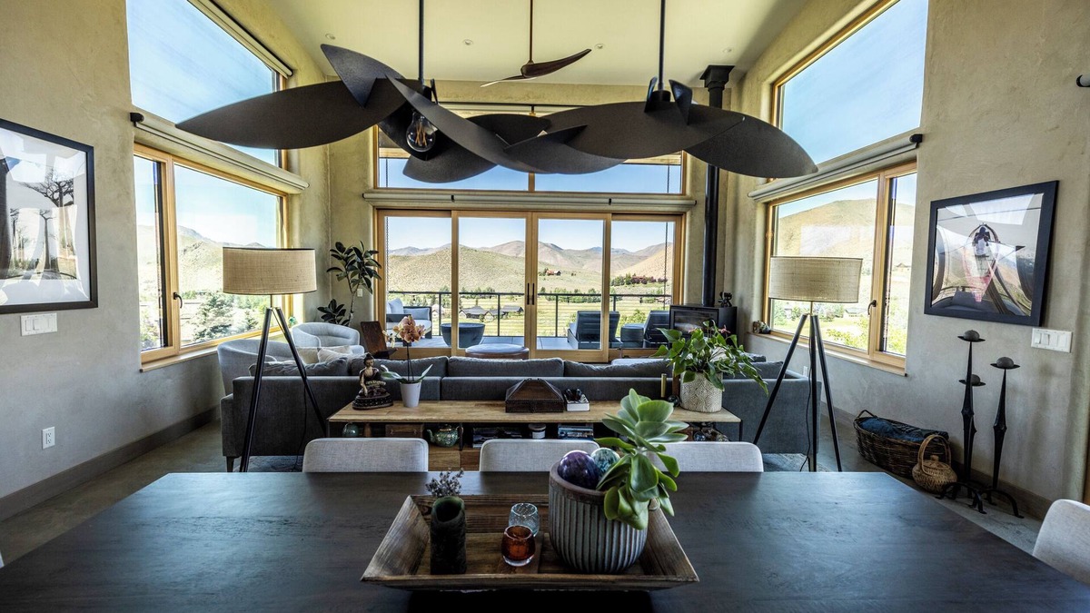Hailey House | New eco mountain 3 Bd dazzler with AMAZING views, hot tub, sauna, living roof!