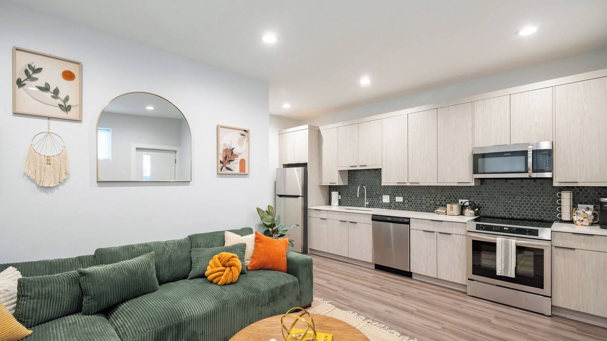 Woodlawn Apartment | NEW Eco Stay by UChicago, Lakefront & Hyde Park!