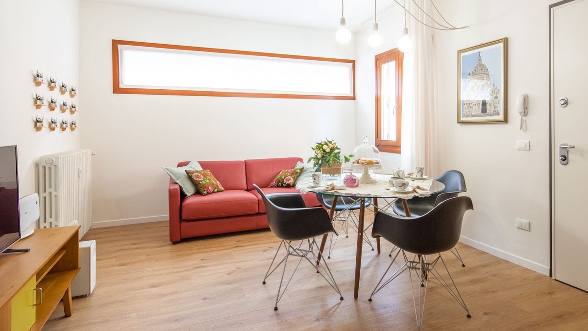 Mestre Apartment | New, Elegant, with a splash of Glam! Free parking