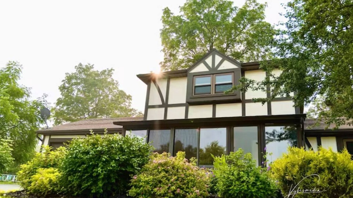 North Greece House | New English Cottage by Ontario Lake