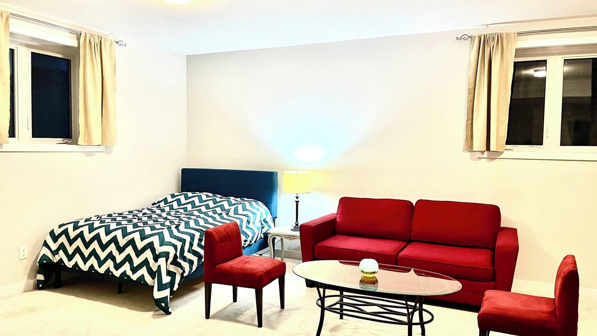 Ottawa Division House | New Entire Upper level basement suite. Bright and spacious. Pet friendly.
