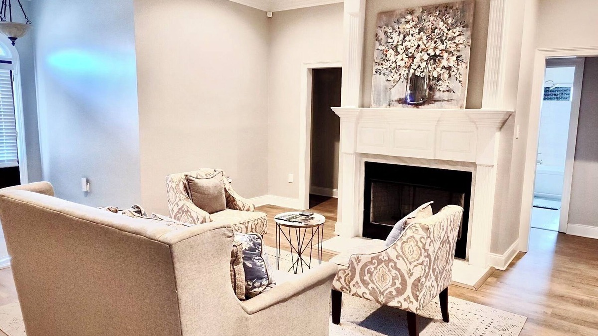 Broadmoor House | NEW Fabulous, Cozy Home, 3bed, Workspace, Jetted tub, near LSU