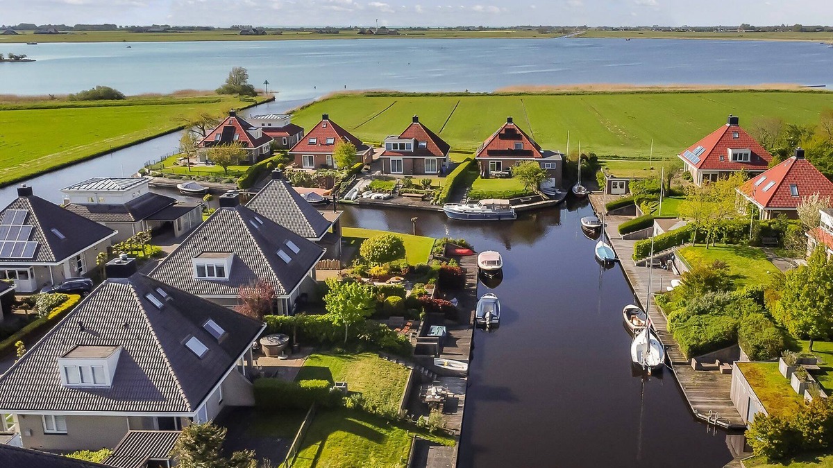 Hemelum House | NEW/Family friendly holiday home with jetty & hottub. Quiet surroundings.