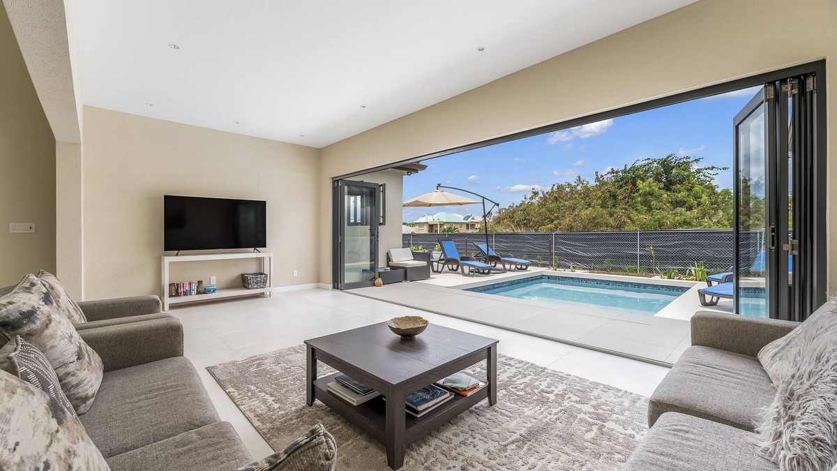 Maynards House | New Family-sized House w/pool, 5 mins from beach